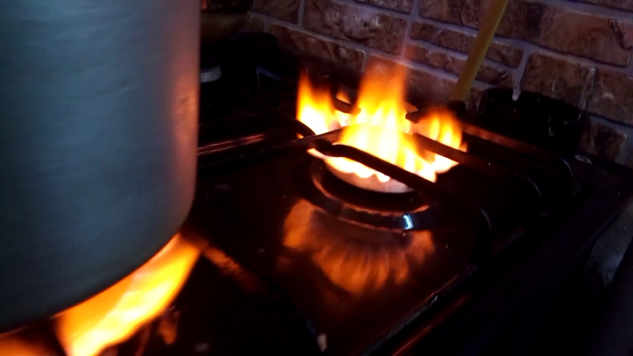 Почему газ горит красным пламенем на плите