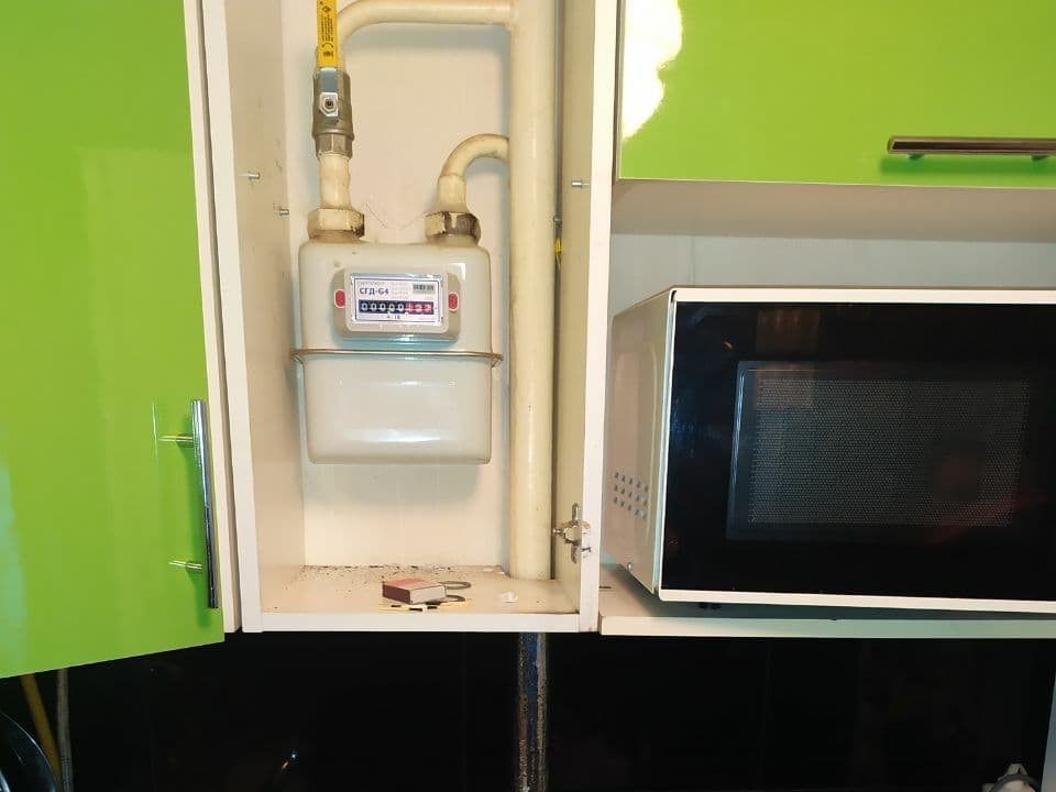 6 способов, как спрятать газовый счетчик на кухне: фото и требования